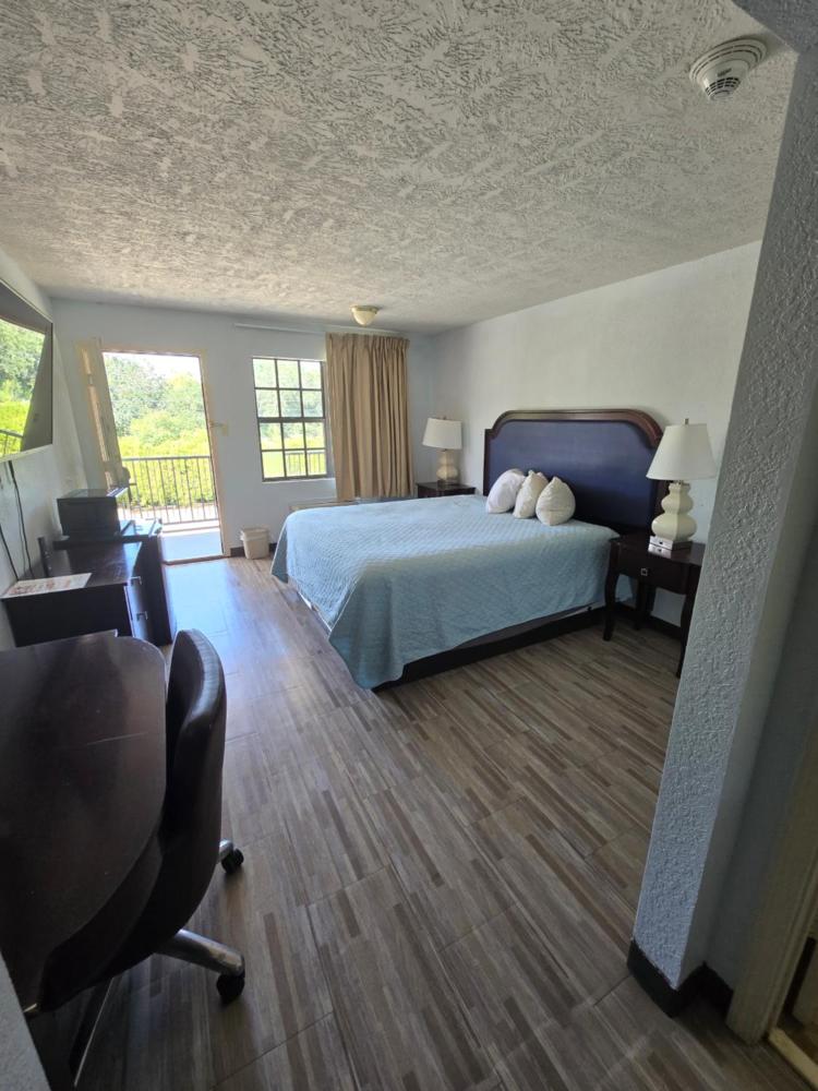 King Room - Non-Smoking interior